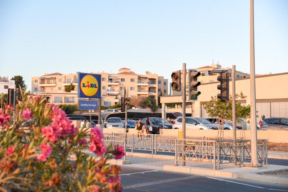 Beautiful Apartment Near The Sea And A Large Private Garden Paphos Eksteriør bilde