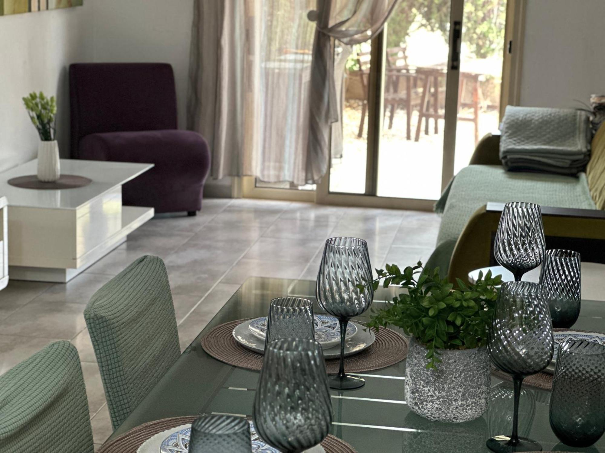 Beautiful Apartment Near The Sea And A Large Private Garden Paphos Eksteriør bilde